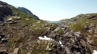 Karlı ve seyrek sebzeli Rocky Dağı Geçidi 'nin hava görüntüsü