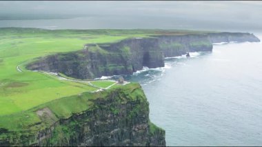 Kıyı Yolu ve Okyanus ile İrlanda 'nın Moher Kayalıkları' nın dramatik hava manzarası.
