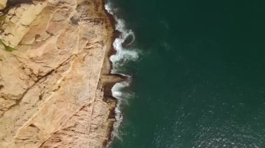 Tan Cliffs 'in Havadan Görünümü Turkuaz Okyanus Dalgalarıyla Buluştu