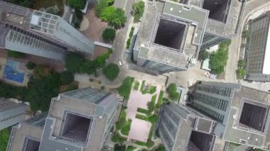 Merkezi avluyu çevreleyen yerleşim binalarının bulunduğu yüksek açılı bir şehir bloğu görüntüsü..
