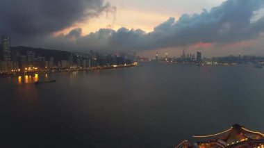 Gün batımında Hong Kong limanında bir yolcu gemisinin hava görüntüsü..