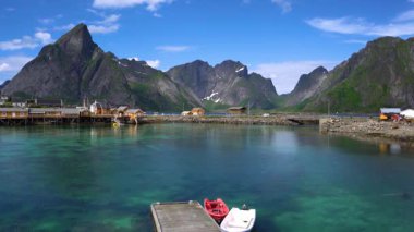 Norveç 'in Lofoten Adaları' ndaki büyüleyici dağların ve kristal berrak suların arasına yuva yapmış pitoresk bir balıkçı köyü..