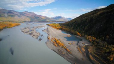 Sonbaharda Alaska Nehri deltasının çarpıcı hava manzarası.