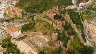 Malaga 'nın Alcazaba kalesi ve Roma tiyatrosunun çarpıcı hava manzarası şehrin zengin tarihini ve çarpıcı mimarisini gözler önüne seriyor..