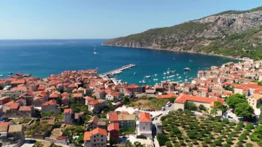 Güneşli bir günde büyüleyici bir sahil kasabasının çarpıcı hava manzarası.