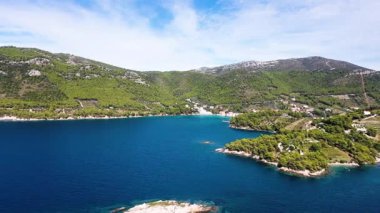 Adriyatik Denizi 'ndeki pitoresk bir kıyı köyünün havadan görünüşü.