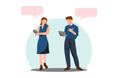 Bir iş kadını ve işadamı, erkek çalışanın elinde tablet tutarak fikir alışverişinde bulunurken sohbet ediyorlar..