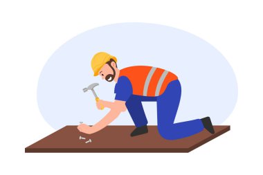 Güvenlik yeleği ve sert şapkalı bir inşaat işçisi tahta bir kalasa çivi çakıyor. Diz çöker ve işine odaklanır. İşinin doğasını vurgular..