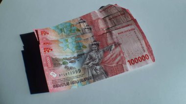 IDR.100.000 banknot yığını Endonezya para birimi