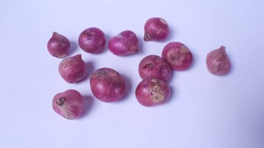 Kırmızı soğanlar beyaz arka planda, üst tarafta. Yemek yapmaya hazır..