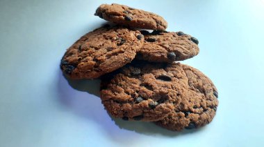 beyaz zemin üzerine çikolatalı kurabiye