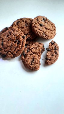 beyaz zemin üzerine lezzetli Çikolata parçalı kurabiye