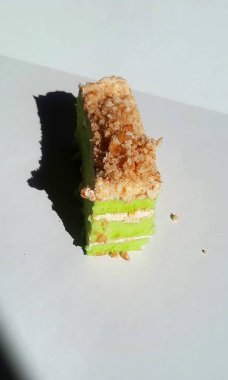 Tatlı Kaya ve Kıtır Hindistan cevizli Pandan Katmanı Keki