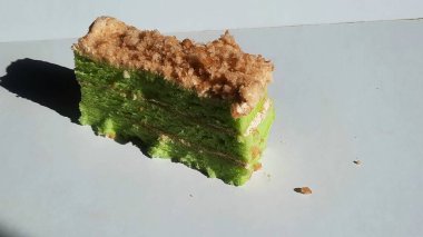 Tatlı Kaya ve Kıtır Hindistan cevizli Pandan Katmanı Keki