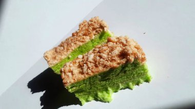 Tatlı Kaya ve Çıtır Hindistan cevizli Pandan Katmanlı Kek 'e yakın çekim