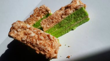 Tatlı Kaya ve Çıtır Hindistan cevizli Pandan Katmanlı Kek 'in yakın görüntüsü