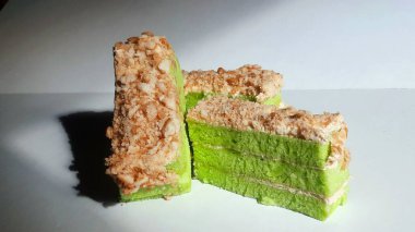 Tatlı Kaya ve Kıtır Hindistan cevizli Pandan Katmanı Keki