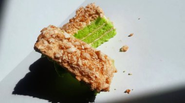Tatlı Kaya ve Çıtır Hindistan cevizli Pandan Katmanlı Kek 'in yakın görüntüsü