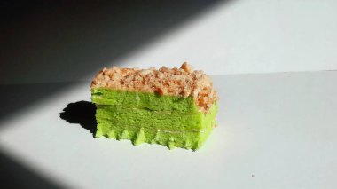Tatlı Kaya ve Kıtır Hindistan cevizli Pandan Katmanı Keki