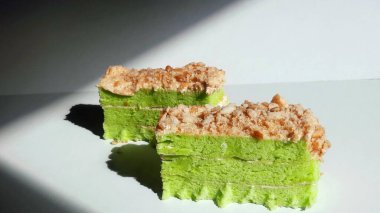 Tatlı Kaya ve Kıtır Hindistan cevizli Pandan Katmanı Keki