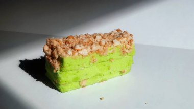 Tatlı Kaya ve Kıtır Hindistan cevizli Pandan Katmanı Keki