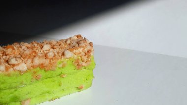 Tatlı Kaya ve Çıtır Hindistancevizli Pandan Katmanlı Kek 'in yakın plan çekimi.