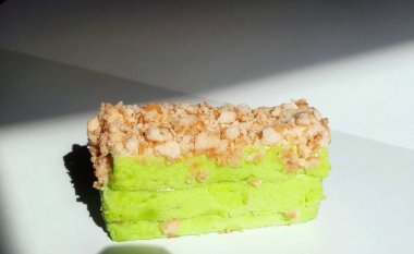 Tatlı Kaya ve Kıtır Hindistan cevizli Pandan Katmanı Keki