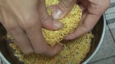 Hazır erişteli kek yap.