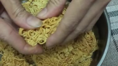 Hazır erişteli kek yap.