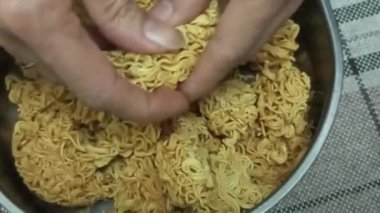 Hazır erişteli kek yap.