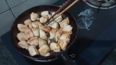 Tavuğu tavada kızart