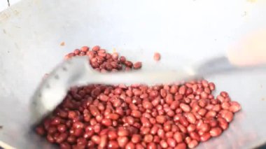 Tavada fıstık kızartması.