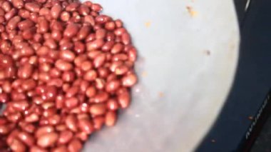 Tavada fıstık kızartması.