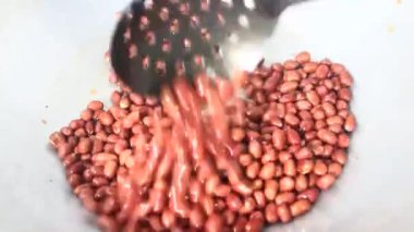 Tavada fıstık kızartması.