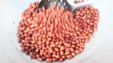 Tavada fıstık kızartması.