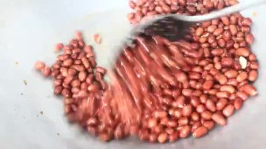 Tavada fıstık kızartması.