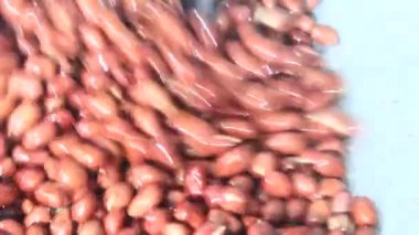 Tavada fıstık kızartması.