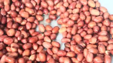 Tavada fıstık kızartması.