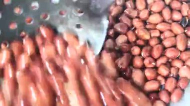 Tavada fıstık kızartması.