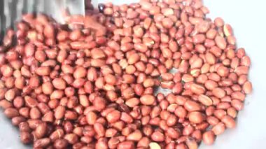 Tavada fıstık kızartması.