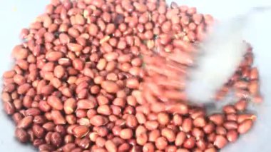 Tavada fıstık kızartması.