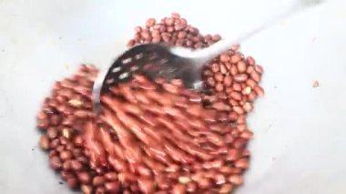 Tavada fıstık kızartması.