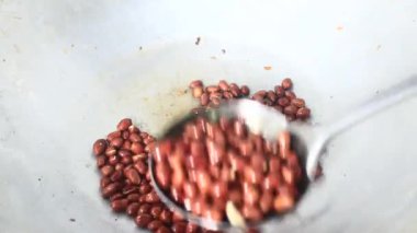 Tavada fıstık kızartması.