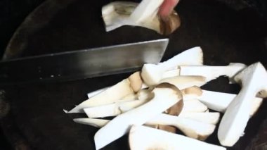 Malzeme olarak mantar kes