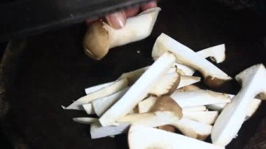 Malzeme olarak mantar kes