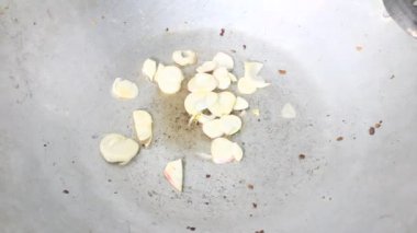 Kızarmış havuç ve şalgam.