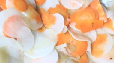 Kızarmış havuç ve şalgam.