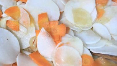 Kızarmış havuç ve şalgam.