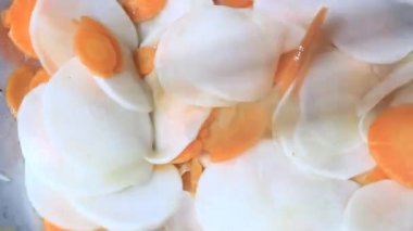 Kızarmış havuç ve şalgam.