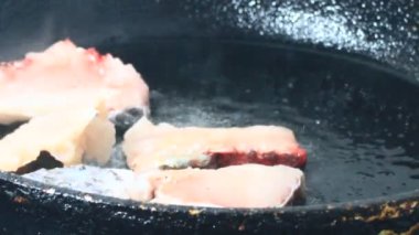 Zencefille marine edilmiş kızarmış balık.